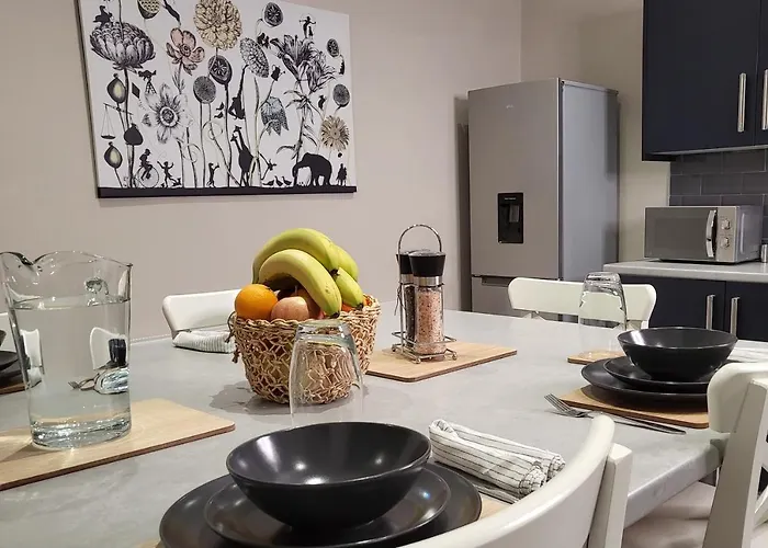 Kepler Residence Modern 4 Bedroom Property 1 Mile From Leeds Centre